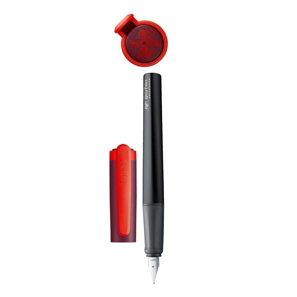 LAMY Nexx Dolma Kalem – Harry Potter Özel Üretim – Gryffindor Kırmızı/Altın – Alüminyum Gövde – Kaymaz Grip – Paslanmaz Çelik M Uç – 2025 Koleksiyon